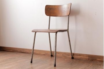 ヴィンテージ家具　イギリスビンテージ　レトロな雰囲気が味のあるスクールチェア(板座チェア、ワークチェア)