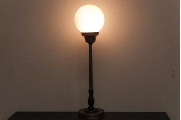 昭和レトロ　ボール型のシェードがおしゃれなテーブルランプ(スタンドライト、卓上照明)