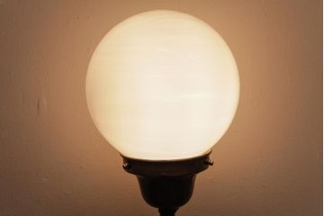 昭和レトロ　ボール型のシェードがおしゃれなテーブルランプ(スタンドライト、卓上照明)