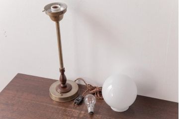 昭和レトロ　ボール型のシェードがおしゃれなテーブルランプ(スタンドライト、卓上照明)