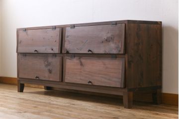 リメイク家具　脚付き　明治期の松材を利用したパタパタ扉のローボード(下駄箱、リビングボード、収納棚)