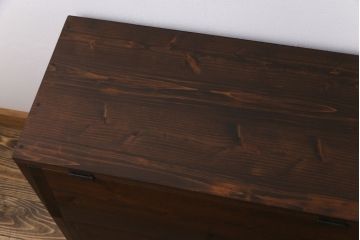 リメイク家具　脚付き　明治期の松材を利用したパタパタ扉のローボード(下駄箱、リビングボード、収納棚)