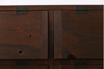 リメイク家具　脚付き　明治期の松材を利用したパタパタ扉のローボード(下駄箱、リビングボード、収納棚)