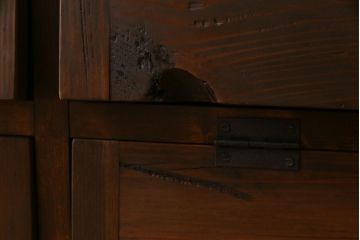 リメイク家具　脚付き　明治期の松材を利用したパタパタ扉のローボード(下駄箱、リビングボード、収納棚)