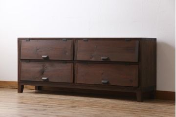 リメイク家具　明治期　松材　古材が味わい深いパタパタ扉の脚付きローボード(下駄箱、リビングボード、収納棚)