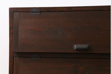 リメイク家具　明治期　松材　古材が味わい深いパタパタ扉の脚付きローボード(下駄箱、リビングボード、収納棚)