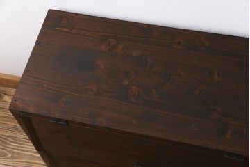 リメイク家具　明治期　松材　古材が味わい深いパタパタ扉の脚付きローボード(下駄箱、リビングボード、収納棚)(1)
