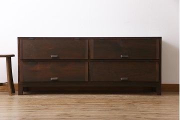リメイク家具　明治期　松材　古材が味わい深いパタパタ扉の脚付きローボード(下駄箱、リビングボード、収納棚)(1)