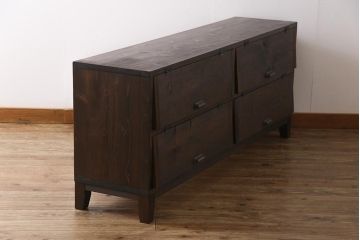 リメイク家具　明治期　松材　古材が味わい深いパタパタ扉の脚付きローボード(下駄箱、リビングボード、収納棚)(1)