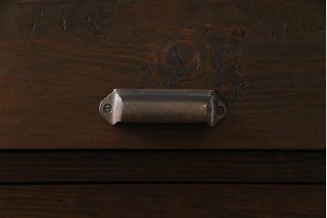 リメイク家具　明治期　松材　古材が味わい深いパタパタ扉の脚付きローボード(下駄箱、リビングボード、収納棚)(1)