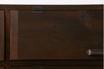 リメイク家具　明治期　松材　古材が味わい深いパタパタ扉の脚付きローボード(下駄箱、リビングボード、収納棚)(1)