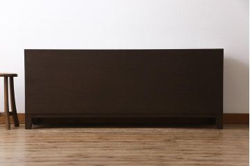 リメイク家具　明治期　松材　古材が味わい深いパタパタ扉の脚付きローボード(下駄箱、リビングボード、収納棚)(1)