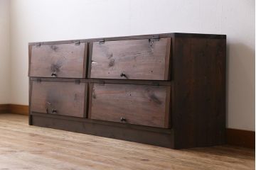 アンティーク家具　リメイク品　明治期の松材を利用したパタパタ扉のローボード(リビングボード、戸棚、収納棚)