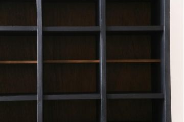 ペイント家具　リメイク　マットなペイントカラーの縦型マス目棚(下駄箱、オープンラック、収納棚)