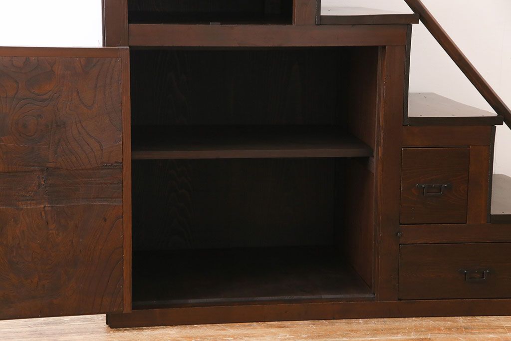 アンティーク家具　和製アンティーク　シックな色合いとケヤキの杢目が味わい深い階段箪笥(和タンス、時代箪笥)