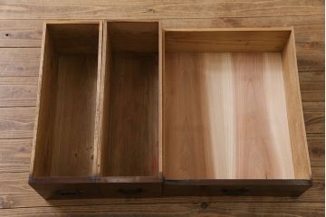 アンティーク家具　和製アンティーク　シックな色合いとケヤキの杢目が味わい深い階段箪笥(和タンス、時代箪笥)