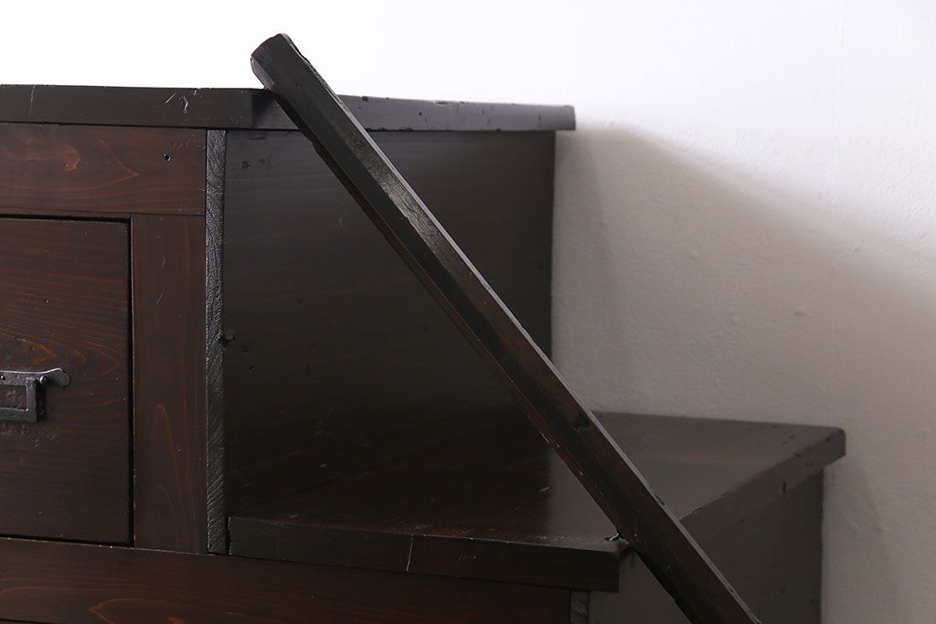 アンティーク家具　和製アンティーク　シックな色合いとケヤキの杢目が味わい深い階段箪笥(和タンス、時代箪笥)