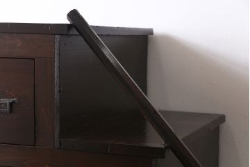 アンティーク家具　和製アンティーク　シックな色合いとケヤキの杢目が味わい深い階段箪笥(和タンス、時代箪笥)