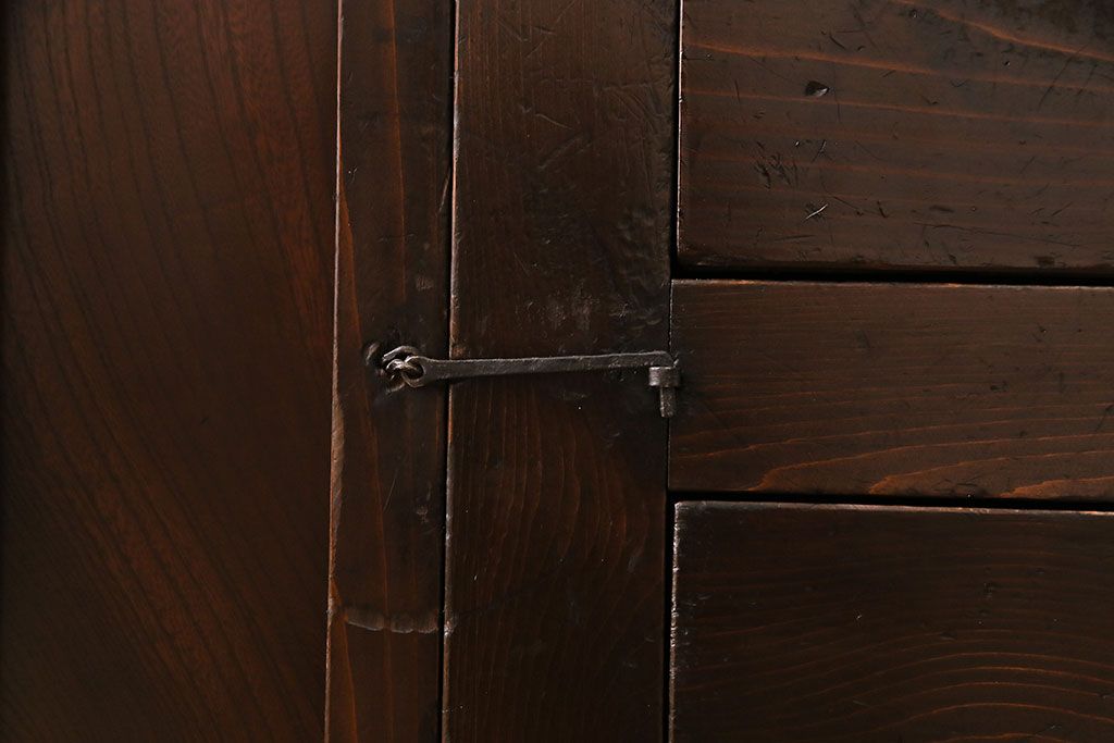 アンティーク家具　和製アンティーク　シックな色合いとケヤキの杢目が味わい深い階段箪笥(和タンス、時代箪笥)