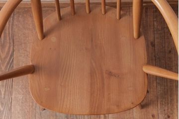 ヴィンテージ家具　イギリスビンテージ　ERCOL(アーコール)　ゴールドスミス　シンプルかつ優雅な雰囲気のアームチェア(椅子、ダイニングチェア)