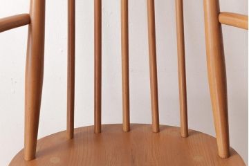 ヴィンテージ家具　イギリスビンテージ　ERCOL(アーコール)　ゴールドスミス　シンプルかつ優雅な雰囲気のアームチェア(椅子、ダイニングチェア)