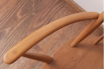 ヴィンテージ家具　イギリスビンテージ　ERCOL(アーコール)　ゴールドスミス　シンプルかつ優雅な雰囲気のアームチェア(椅子、ダイニングチェア)