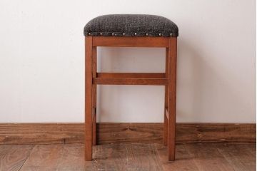 レトロ家具　昭和レトロ　ケヤキ材　メンズライクにもおすすめなグレーのファブリックのスツール(椅子)