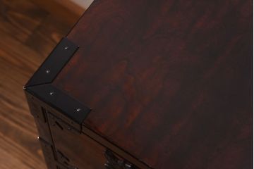 中古　牡丹金具　木地呂塗りの艶が美しい仙台箪笥(サイドボード、チェスト)