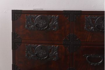 中古　牡丹金具　木地呂塗りの艶が美しい仙台箪笥(サイドボード、チェスト)