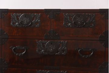 中古　牡丹金具　木地呂塗りの艶が美しい仙台箪笥(サイドボード、チェスト)