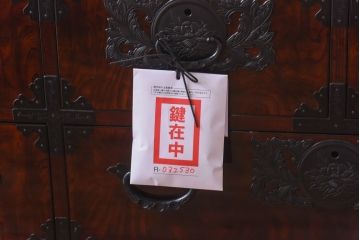 中古　牡丹金具　木地呂塗りの艶が美しい仙台箪笥(サイドボード、チェスト)