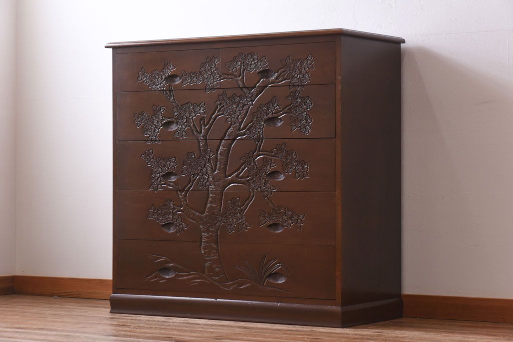 ヴィンテージ家具　ビンテージ　国産　桜の木の彫刻が目を引くチェスト(衣装箪笥、引き出し)