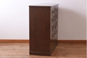 ヴィンテージ家具　ビンテージ　国産　桜の木の彫刻が目を引くチェスト(衣装箪笥、引き出し)