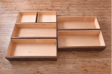 ヴィンテージ家具　ビンテージ　国産　桜の木の彫刻が目を引くチェスト(衣装箪笥、引き出し)