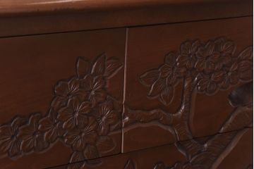 ヴィンテージ家具　ビンテージ　国産　桜の木の彫刻が目を引くチェスト(衣装箪笥、引き出し)