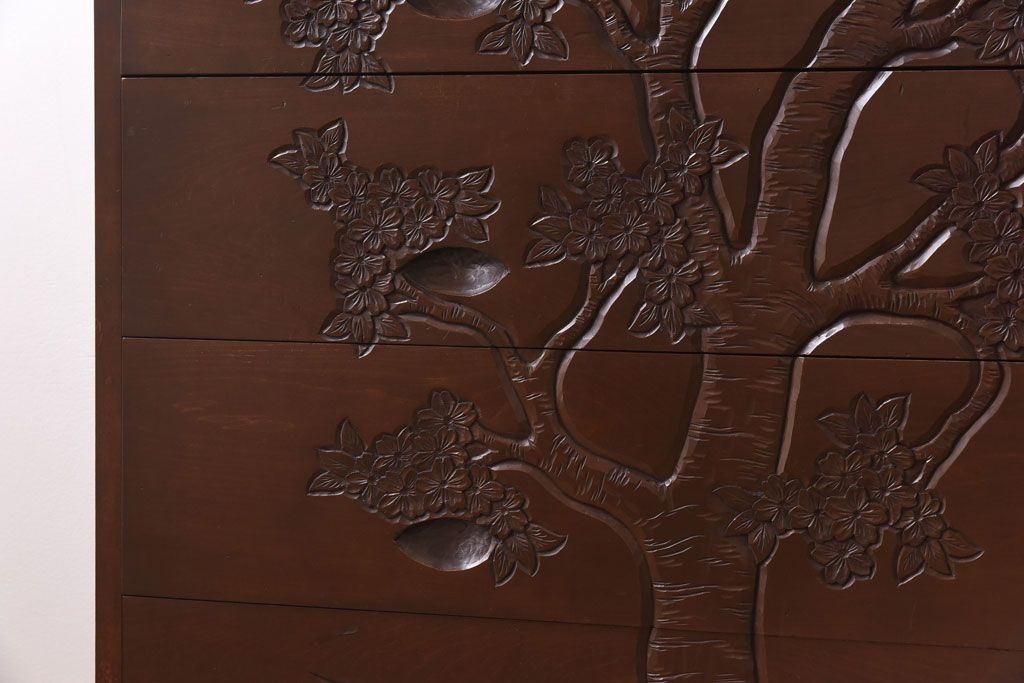 ヴィンテージ家具　ビンテージ　国産　桜の木の彫刻が目を引くチェスト(衣装箪笥、引き出し)