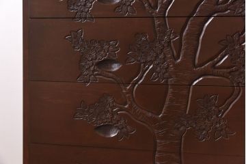 ヴィンテージ家具　ビンテージ　国産　桜の木の彫刻が目を引くチェスト(衣装箪笥、引き出し)