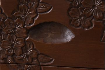 ヴィンテージ家具　ビンテージ　国産　桜の木の彫刻が目を引くチェスト(衣装箪笥、引き出し)
