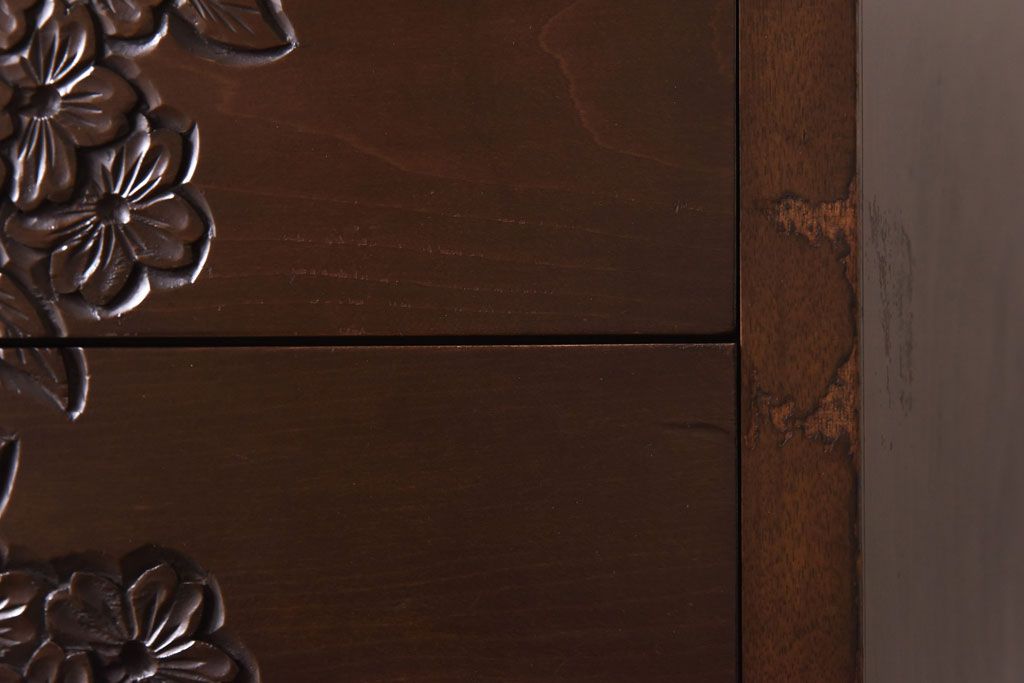 ヴィンテージ家具　ビンテージ　国産　桜の木の彫刻が目を引くチェスト(衣装箪笥、引き出し)