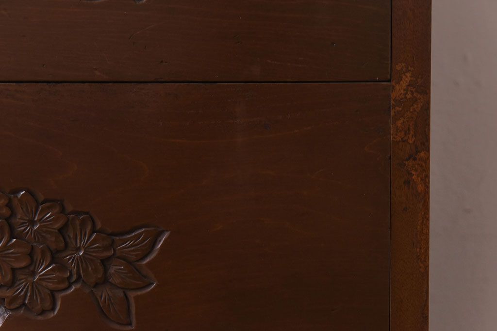 ヴィンテージ家具　ビンテージ　国産　桜の木の彫刻が目を引くチェスト(衣装箪笥、引き出し)
