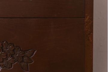 ヴィンテージ家具　ビンテージ　国産　桜の木の彫刻が目を引くチェスト(衣装箪笥、引き出し)