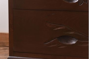 ヴィンテージ家具　ビンテージ　国産　桜の木の彫刻が目を引くチェスト(衣装箪笥、引き出し)
