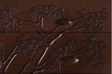 ヴィンテージ家具　ビンテージ　国産　桜の木の彫刻が目を引くチェスト(衣装箪笥、引き出し)