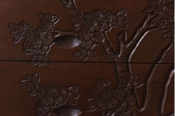 ヴィンテージ家具　ビンテージ　国産　桜の木の彫刻が目を引くチェスト(衣装箪笥、引き出し)