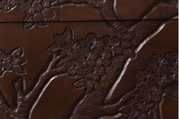 ヴィンテージ家具　ビンテージ　国産　桜の木の彫刻が目を引くチェスト(衣装箪笥、引き出し)