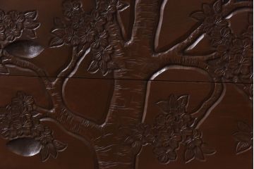 ヴィンテージ家具　ビンテージ　国産　桜の木の彫刻が目を引くチェスト(衣装箪笥、引き出し)