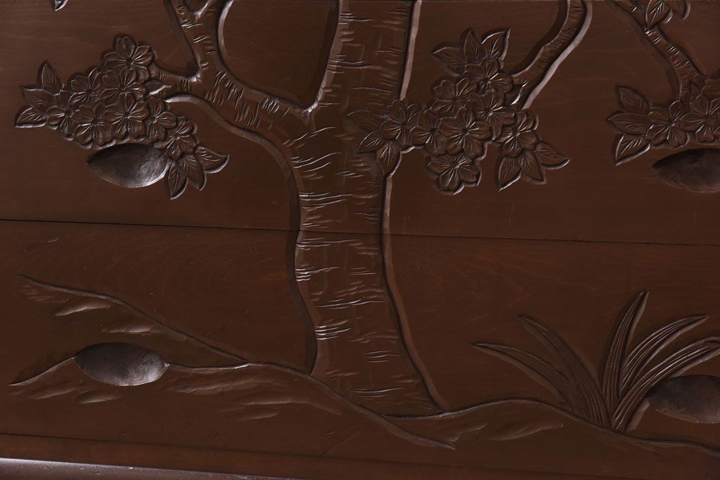 ヴィンテージ家具　ビンテージ　国産　桜の木の彫刻が目を引くチェスト(衣装箪笥、引き出し)