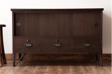 和製アンティーク　リメイク家具　優美な装飾金具が品のある鉄脚付き箪笥ローボード(リビングボード、収納棚)