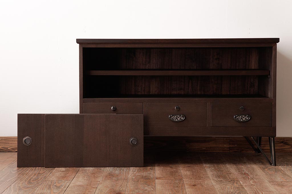 和製アンティーク　リメイク家具　優美な装飾金具が品のある鉄脚付き箪笥ローボード(リビングボード、収納棚)