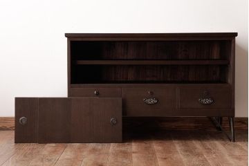 和製アンティーク　リメイク家具　優美な装飾金具が品のある鉄脚付き箪笥ローボード(リビングボード、収納棚)